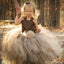 Schönes Satinspitzentüllblumenmädchen zieht sich, preiswerter Schnürsenkel Ballettröckchenkleider, FG022 an
