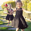 Στρογγυλή λαιμόκοψη Μαύρη δαντέλα Χαριτωμένα φορέματα λουλουδιών V-back, Φόρεμα γενεθλίων μικρού κοριτσιού, FG013